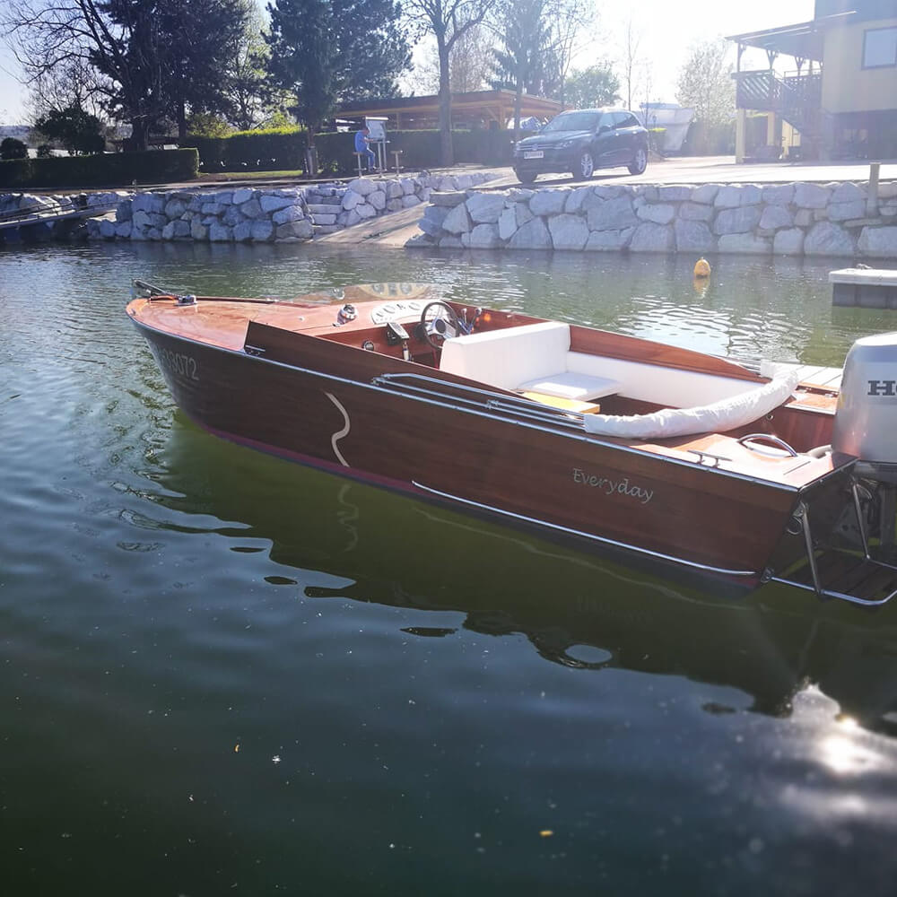 Stummer-Bootsbau-im Wasser